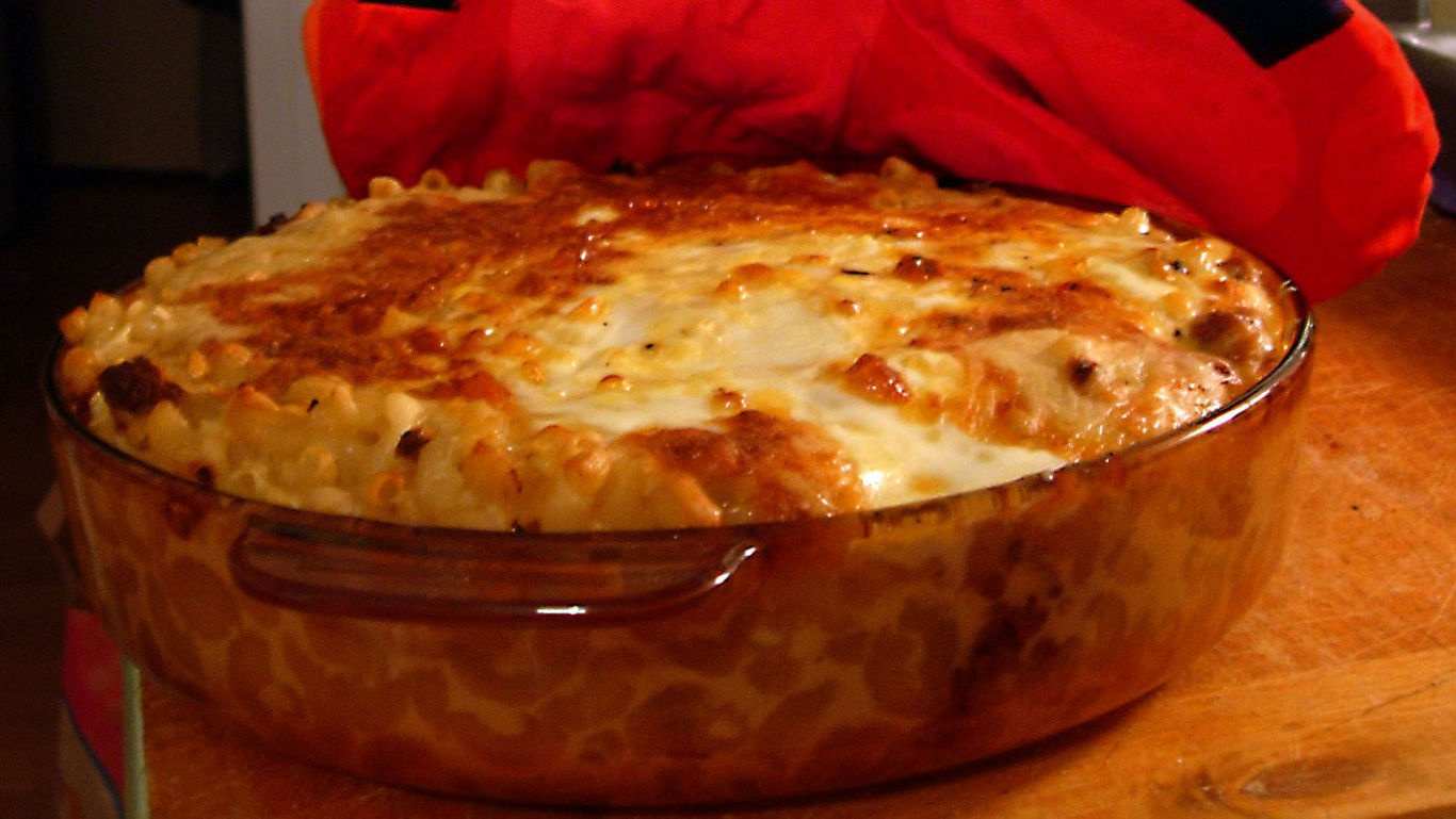 Chicken Macaroni Bake Recipe: Cheesy Casserole For Easy Comfort Food Meals
